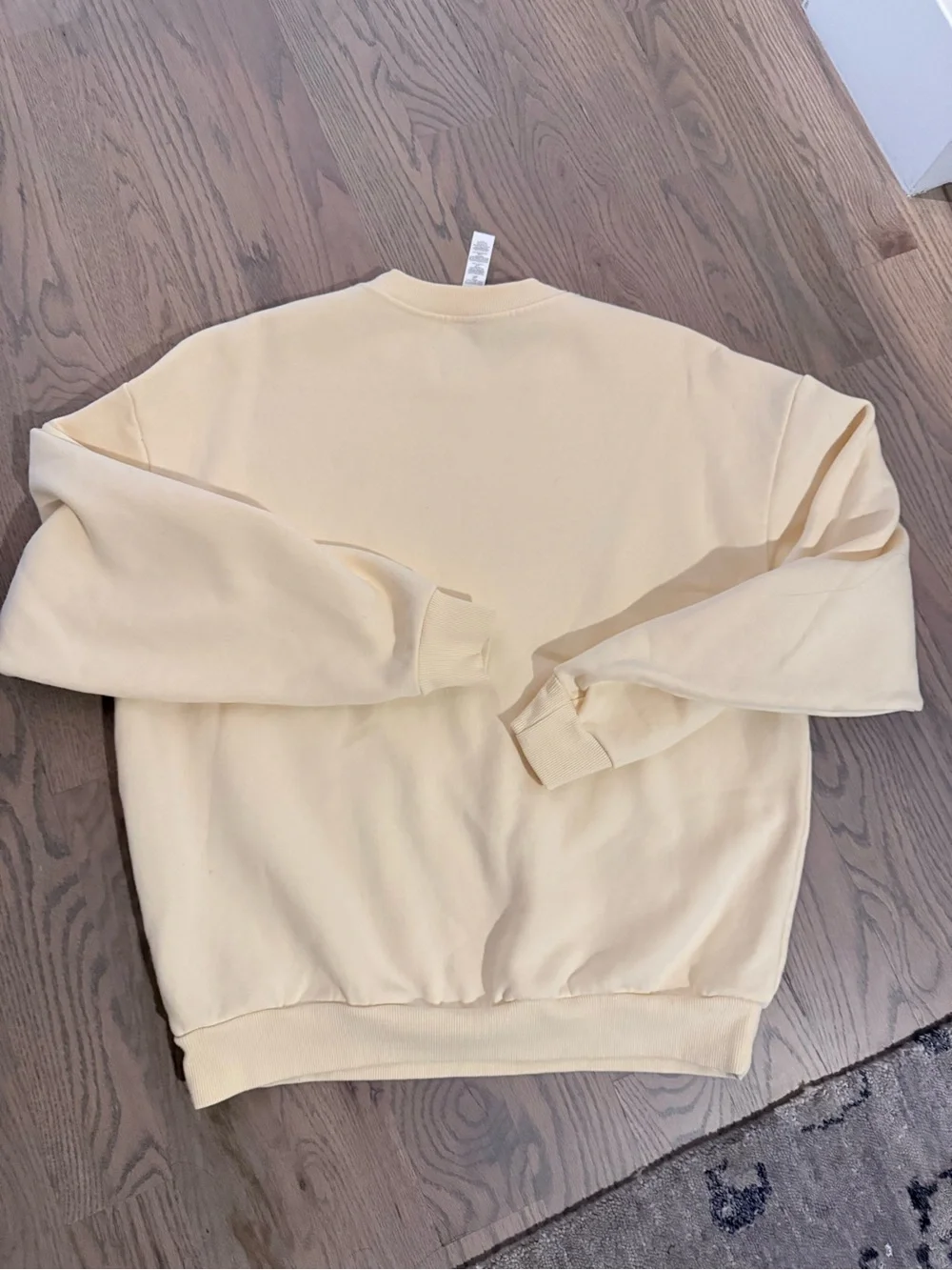 ALO Yoga Accolade Sweatshirt in Candlelight Yellow